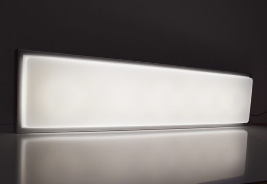 Varm hvid slagfast og UV-bestandig frontplade i støbt akryl til ClassicSignLED® lysskilt. 4000K